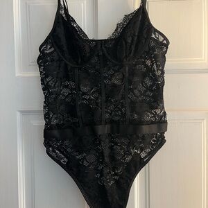 Black Lace Chemise with Scalloped Edges - size Large